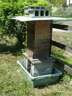 Example of breeding box for Japanese bee(invasion prevention of ant)